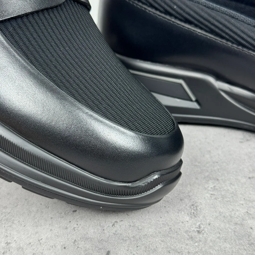 Batch 700 Prada/Prada men's matte leather thick-soled lightweight loafers! Casual fit, lightweight rubber sole slip-on driving shoes, matte calfskin wrapped around the entire upper, front body in pebbled calfskin/soft cloth, two styles available! Decorated with genuine leather buckle, front decorative details of PRADA silver letters, genuine leather feet, classic silver letter logo badge details, technical mesh lining, push-on opening and closing method, convenient and comfortable, cool and breathable! Paired with a lightweight, sporty functional thick sole, it is extremely comfortable on the feet and will not be tiring after long-term wear. It is available in multiple colors to meet different matching needs and comes with a complete package! Size: 39-40-41-42-43-44 Leather shoe size Item number: 2EE915 leather cloth black
